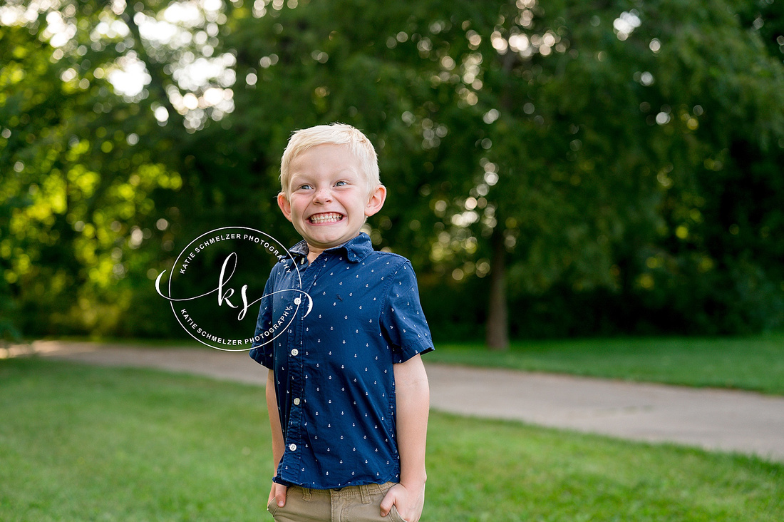 Iowa Outdoor Family Mini Session photographed by Iowa Family Photographer   KS Photography