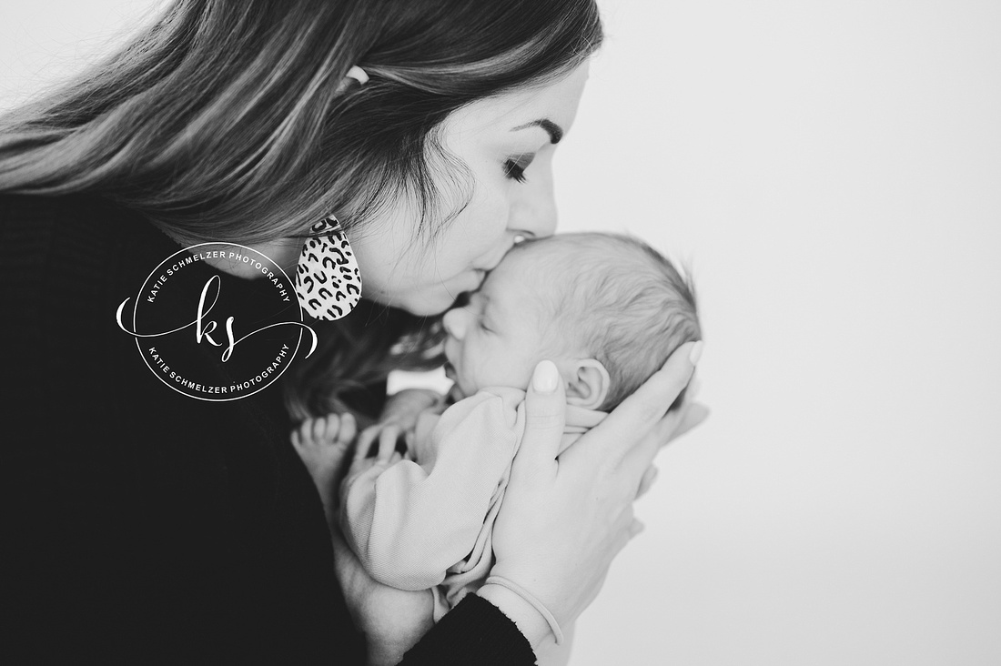 Iowa Newborn + Family Studio Session photographed by Iowa Newborn Photographer | KS Photography