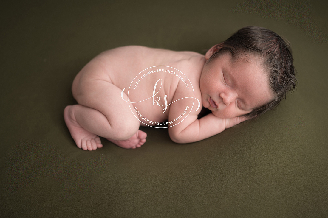 Iowa Studio newborn session with family photographed by IA Newborn Photographer KS Photography