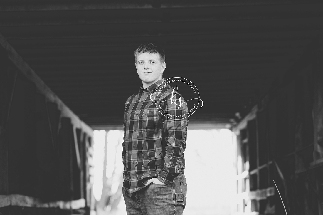 Iowa Senior portraits at Family Farm photographed by IA Senior Photographer KS Photography