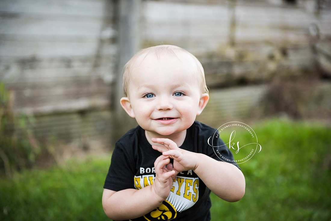 Cookie session for one year old with sunset family portraits by Iowa family photographer KS Photography