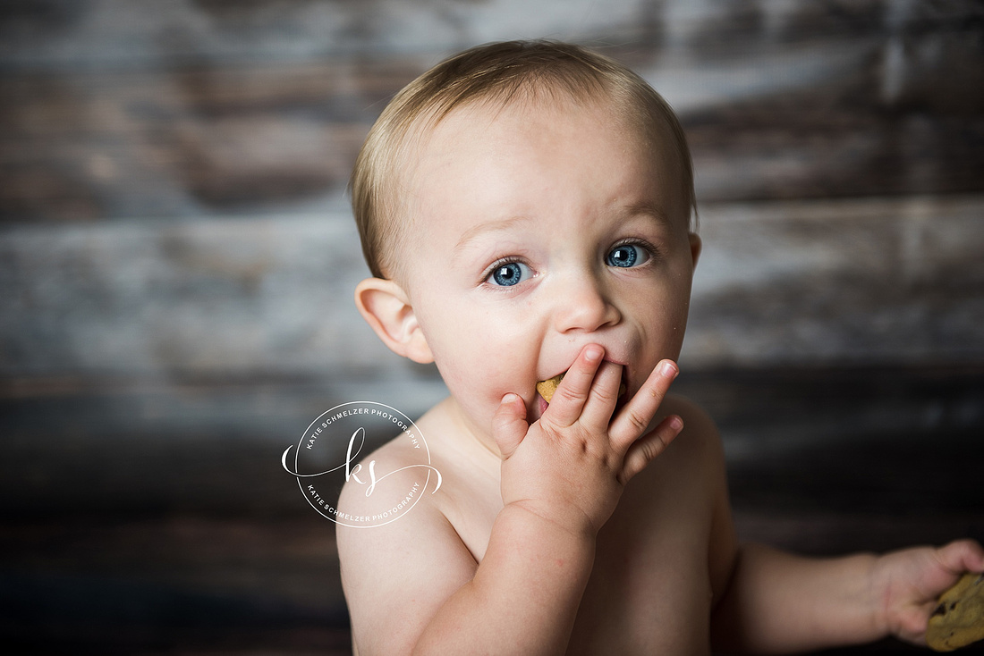 Cookie session for one year old with sunset family portraits by Iowa family photographer KS Photography