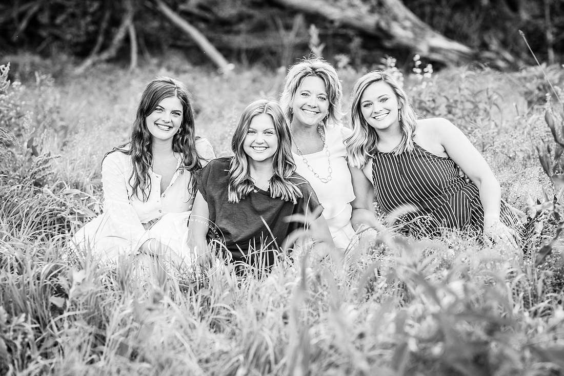 Iowa mini family portrait session with family of five photographed by Tiffin Iowa family photographer KS Photography