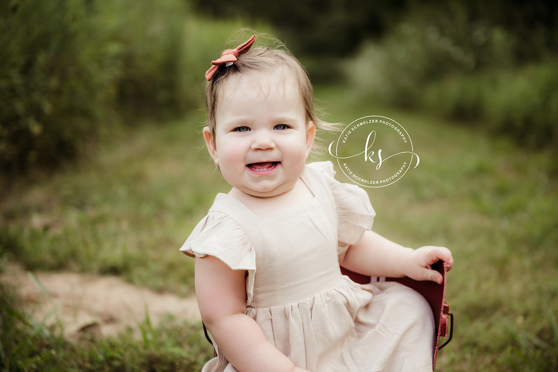 Little Girl's One Year Milestone Portraits photographed by IA Family + Newborn Photographer KS Photography